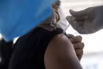 Tiêm vaccine ngừa COVID-19. (Ảnh: THX/TTXVN)
