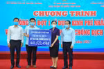 Liên đoàn Luật sư Việt Nam trao tượng trưng số tiền trên 961 triệu đồng ủng hộ Quỹ vaccine phòng COVID-19. (Ảnh: Minh Đức/TTXVN)