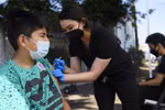 Nhân viên y tế tiêm vaccine ngừa COVID-19 cho người dân tại Los Angeles, bang California, Mỹ. (Ảnh: AFP/TTXVN)