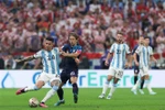 Pha tranh bóng giữa tiền vệ Enzo Fernandez (số 24) của Argentina với Luka Modric (số 10) của Croatia. (Ảnh: AFP/TTXVN)