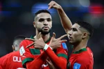 Tiền đạo Maroc Youssef En-Nesyri (trái) ăn mừng sau khi ghi bàn thắng duy nhất của trận đấu với Bồ Đào Nha. (Ảnh: AFP/TTXVN)