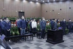 Các bị cáo tại phiên tòa sáng 21/12. (Ảnh: An Đăng/TTXVN)
