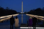Tổng thống đắc cử Mỹ Joe Biden cùng phu nhân (phải) và Phó Tổng thống đắc cử Kamala Harris cùng phu quân tham dự lễ tưởng niệm các nạn nhân COVID-19. (Nguồn: AP)