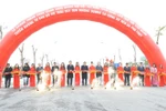 Ông Vương Đình Huệ, Bí thư Thành ủy Hà Nội, cùng các đại biểu thực hiện nghi thức cắt băng khánh thành tuyến đường hạ tầng khung từ đô thị Trâu Quỳ qua đường Dương Xá-Đông Dư đến ga Phú Thụy. (Ảnh: Mạnh Khánh/TTXVN)