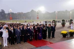 Các lãnh đạo Đảng, Nhà nước cùng đại biểu dự Đại hội XIII của Đảng đặt vòng hoa và vào Lăng viếng Chủ tịch Hồ Chí Minh. (Ảnh: TTXVN)