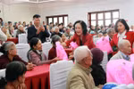Bà Trương Thị Mai, Trưởng Ban Dân vận Trung ương, tặng quà Tết các gia đình chính sách, người có công với cách mạng huyện Đơn Dương, Lâm Đồng. (Ảnh: Đặng Tuấn/TTXVN)