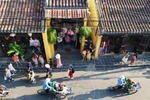 Du khách quốc tế tham quan Phố cổ Hội An. (Ảnh: Thanh Tùng/TTXVN)