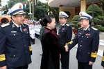 Chủ tịch Quốc hội Nguyễn Thị Kim Ngân với cán bộ, sỹ quan chỉ huy Quân chủng Hải quân. (Ảnh: Trọng Đức - TTXVN)