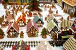 Ngôi làng bánh gừng chào đón Giáng sinh được trưng bày tại trung tâm thương mại ở Gliwice, Ba Lan, ngày 10/12/2019. (Ảnh: PAP/TTXVN)
