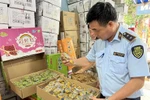 Lực lượng Quản lý thị trường Hà Nội kiểm tra cơ sở kinh doanh bánh Trung thu trên địa bàn huyện Hoài Đức. (Ảnh: PV/Vietnam+)