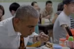 CNN hé lộ hình ảnh ông Obama dùng đũa thành thục ăn bún chả