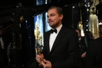 Leonardo DiCaprio cùng tượng vàng Oscar đầu tiên của anh tại khu vực phía sau sân khấu (Nguồn: ABC)