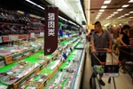 Người dân mua sắm tại một siêu thị ở Sơn Đông (Trung Quốc). (Ảnh: AFP/TTXVN)