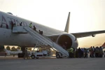 Hành khách lên máy bay của hãng hàng không Qatar Airways tại sân bay Kabul (Afghanistan), ngày 9/9/2021. (Ảnh: AFP/TTXVN)