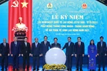 Chủ tịch nước Nguyễn Xuân Phúc và các đại biểu chứng kiến Lễ phát động Tháng công nhân và Tháng hành động về an toàn vệ sinh lao động năm 2021. (Ảnh: Thống Nhất/TTXVN)