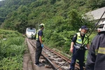 Lực lượng cứu hộ làm nhiệm vụ tại hiện trường. (Ảnh: AFP/TTXVN)