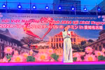 Á hậu Ngọc Hằng làm MC song ngữ của chương trình. (Ảnh: CTV/Vietnam+)