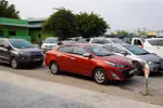 Nhiều xe mang biển số tỉnh ngoài đến đăng kiểm tại Trung tâm Đăng kiểm phương tiện cơ giới thủy, bộ Đồng Tháp. (Ảnh: Nhựt An/TTXVN)