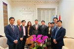 Đại sứ Đặng Hoàng Giang (thứ 5 từ trái qua) chúc mừng Tết cổ truyền Bunpimay với Đại sứ Anouparb Vongnorkeo (thứ 5 từ phải qua). (Ảnh: TTXVN phát)