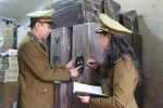 Lực lượng chức năng Cục Quản lý thị trường Nghệ An tăng cường kiểm tra hàng buôn lậu, gian lận thương mại. (Ảnh: Bích Huệ /TTXVN)