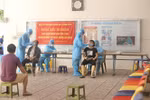 Nhân viên y tế lấy mẫu xét nghiệm COVID-19 cho cư dân phường Phố Huế (quận Hai Bà Trưng) ngày 1/9. (Ảnh: Minh Quyết/TTXVN)