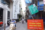 Chiều 22/9, rào chắn chốt “vùng xanh” ngõ Tô Hoàng, quận Hai Bà Trưng đã được dựng lên để người và phương tiện lưu thông qua chốt. (Ảnh: Hoàng Hiếu/TTXVN)