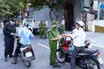 Lực lượng Công an Hà Nội kiểm tra giấy tờ của người tham gia giao thông tại chốt liên ngành tuyến phố Trần Quang Khải (quận Hoàn Kiếm). (Ảnh: Phạm Kiên/TTXVN)