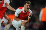 Mesut Ozil ăn mừng sau khi ghi bàn ấn định chiến thắng 2-0 trước Bayern Munich. (Nguồn: Dailymai.co.uk)