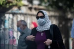 Người dân đeo khẩu trang phòng lây nhiễm COVID-19 tại Cairo, Ai Cập. (Ảnh: THX/TTXVN)