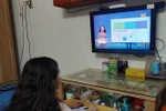 Học sinh trường THPT Cầu Giấy (Hà Nội) học qua truyền hình tại nhà. (Ảnh: Nguyễn Cúc/TTXVN)