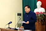 Bí thư Huyện ủy Bình Xuyên Nguyễn Duy Đông đọc quyết định của UBND tỉnh Vĩnh Phúc về khoanh vùng, dập dịch tại xã Sơn Lôi. (Ảnh: Hoàng Hùng/TTXVN)