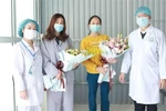 Hai bệnh nhân ở Phòng khám đa khoa Quang Hà (huyện Bình Xuyên, tỉnh Vĩnh Phúc) xuất viện. (Ảnh: Hoàng Hùng/TTXVN)