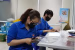 Đoàn thanh niên phường Cống Vị tự làm kính chắn giọt bắn trang bị cho các lực lượng tham gia phòng, chống dịch COVID-19 trên địa bàn. (Ảnh: TTXVN)