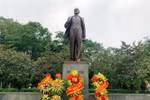 Thành đoàn Hà Nội dâng hoa tại Tượng đài V.I.Lenin nhân kỷ niệm 150 Ngày sinh của Người (22/4/1870-22/4/2020). (Ảnh: TTXVN)