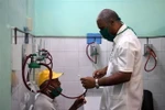 Bác sỹ khám cho người bệnh tại một bệnh viện ở La Habana, Cuba trong bối cảnh dịch COVID-19 bùng phát, ngày 31/3/2020. (Ảnh: THX/TTXVN)