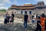 Du khách đến tham quan Đại nội Huế dịp lễ 30/4 và 1/5. (Ảnh: Mai Trang/TTXVN)
