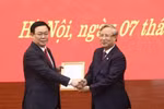 Thường trực Ban Bí thư Trần Quốc Vượng trao quyết định bổ nhiệm ông Vương Đình Huệ làm Bí thư Thành ủy Hà Nội. (Ảnh: Văn Điệp/TTXVN)