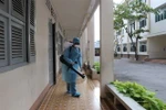 Phun thuốc tiêu độc, khử trùng trong lớp học và khuôn viên trường, đặc biệt là những nơi học sinh thường xuyên sử dụng. (Ảnh: Đức Hạnh/TTXVN)