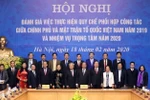 Thủ tướng Nguyễn Xuân Phúc và Chủ tịch Ủy ban Trung ương Mặt trận Tổ quốc Việt Nam Trần Thanh Mẫn cùng các đại biểu tại hội nghị. (Ảnh: Thống Nhất/TTXVN)