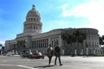 Người dân đeo khẩu trang phòng dịch COVID-19 tại La Habana, Cuba. (Ảnh: THX/TTXVN)