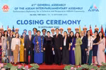 Chủ tịch Quốc hội Nguyễn Thị Kim Ngân chụp ảnh chung cùng các đại biểu tại Lễ bế mạc. (Ảnh: Trọng Đức/TTXVN)