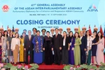 Chủ tịch Quốc hội Nguyễn Thị Kim Ngân chụp ảnh chung cùng các đại biểu tại Lễ bế mạc. (Ảnh: Trọng Đức/TTXVN)