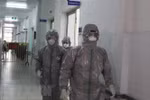 Các bác sỹ Bệnh viện Chợ Rẫy Thành phố Hồ Chí Minh mặc trang phục bảo hộ trước khi vào khu vực cách ly bệnh nhân. (Ảnh minh họa: Đinh Hằng/TTXVN)