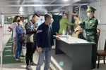 Tất cả người dân và du khách đều phải trình báo chứng minh thư nhân dân hoặc thẻ căn cước công dân trước khi vào hoặc ra khỏi vùng biên giới Móng Cái. (Ảnh: Văn Đức/TTXVN)