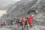 Lực lượng cứu hộ chuyển thi thể nạn nhân trong vụ lở đất tại Hpakant, bang Kachin, Myanmar, ngày 2/7/2020. (Ảnh: THX/TTXVN)