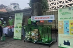 Điểm đổi rác lấy quà tại phường Phan Chu Trinh, Hà Nội. (Ảnh Mạnh Khánh/TTXVN)