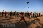 Người biểu tình Palestine ném đạn hơi cay trong cuộc đụng độ với binh sỹ Israel tại khu vực biên giới Dải Gaza-Israel ở phía đông thành phố Gaza ngày 27/9/2019. (Ảnh: THX/TTXVN)