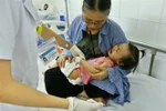 Điều trị cho bệnh nhi. (Ảnh minh họa. Nguồn: TTXVN)