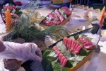 Món Sashimi từ cá ngừ đại dương. (Ảnh: Xuân Triệu/TTXVN)