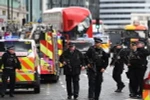Cảnh sát Anh phong tỏa hiện trường vụ tấn công bên ngoài tòa nhà Quốc hội ở London. (Nguồn: EPA/TTXVN)